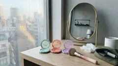 厚塗りせずにほうれい線の「影」をぼかす方法：3層チーク（ミントグリーン×ミルキーオレンジ×透けパープル）の入れ方