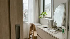 胸の下のチクチクは乾燥だけ？40〜50代で見逃したくない皮膚のサインと受診目安