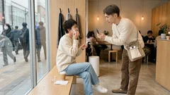 バッグの1本が差をつける。メイクの上からできる“追い保湿”スティックバーム入門