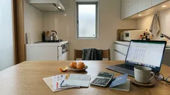 70代の貯蓄は「平均」と「中央値」で見え方が変わる――年金月額と家計の赤字から、わが家の目安をつかむ