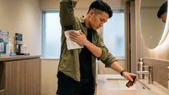 脇の下のニオイ:汗のせいだと思っていた人へ、原因とデオドラント選び